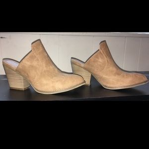 Sugar: Tan Vegan Leather Mules Clogs. 7M